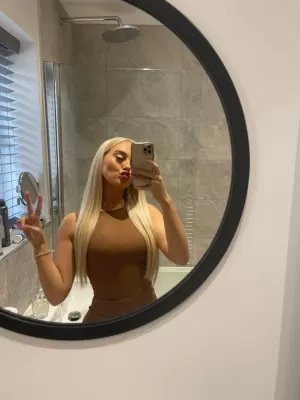 Escort girl available now for your paid sexual needs  - photo 3