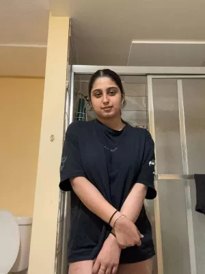 A yound indian girl available in London  - photo 1