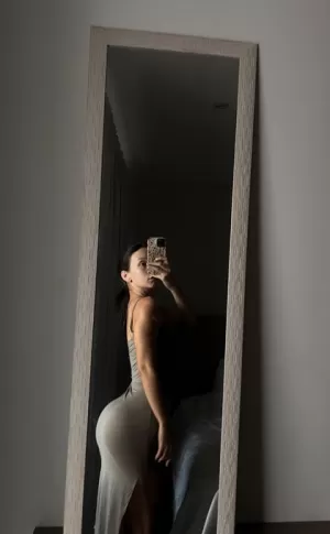 A hot girl available - photo 1