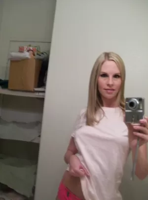 Lora Looking Hard Fuck - photo 1