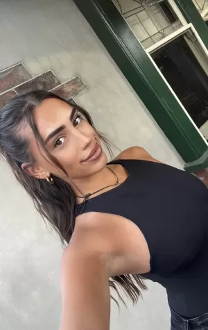 Chic and Classy Companion - photo 2