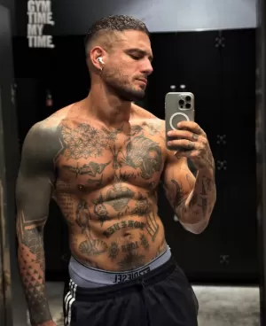 WHATSAPP 07307038406 VERSATILE GAY FOR FULL SATISFACTION FUN - photo 1