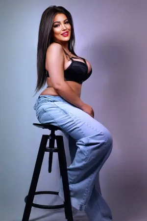 Iris curvy and naturally busty a level escort - photo 4