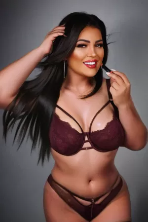 Iris curvy and naturally busty a level escort - photo 3