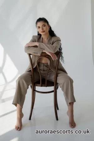 Donna striking curly hair A level brunette escort - photo 2