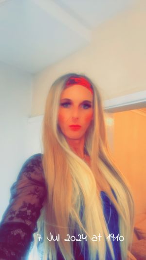 Convincing beautiful slutty TGirl TRANS escort Rotherham - photo 5